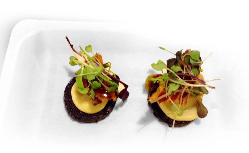 Scallops on Black Pudding Discs with Cauliflower Puree, Crispy Pancetta and Chilli Lime Chutney