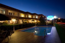 Admiralty Lodge Whitianga evening by the pool