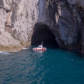 Boat tours with Cathedral Cove Cruises