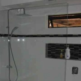 Frameless shower